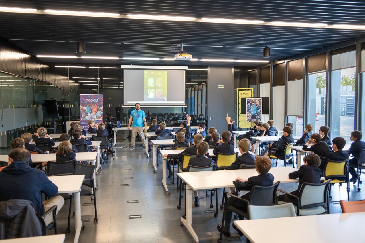 Lyceum VR compartiendo conocimientos sobre realidad virtual con niños y niñas de colegios de Madrid