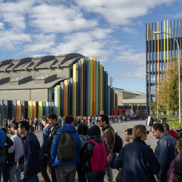 Exterior La Nave con fila