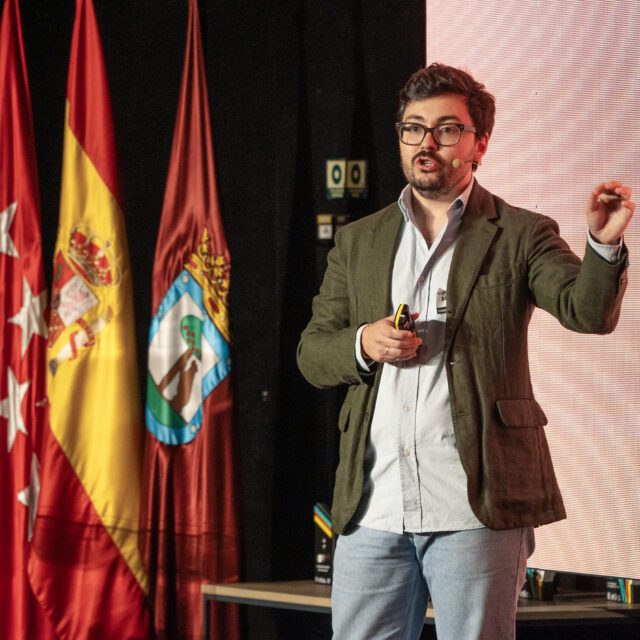 Speaker en el auditorio de La Nave