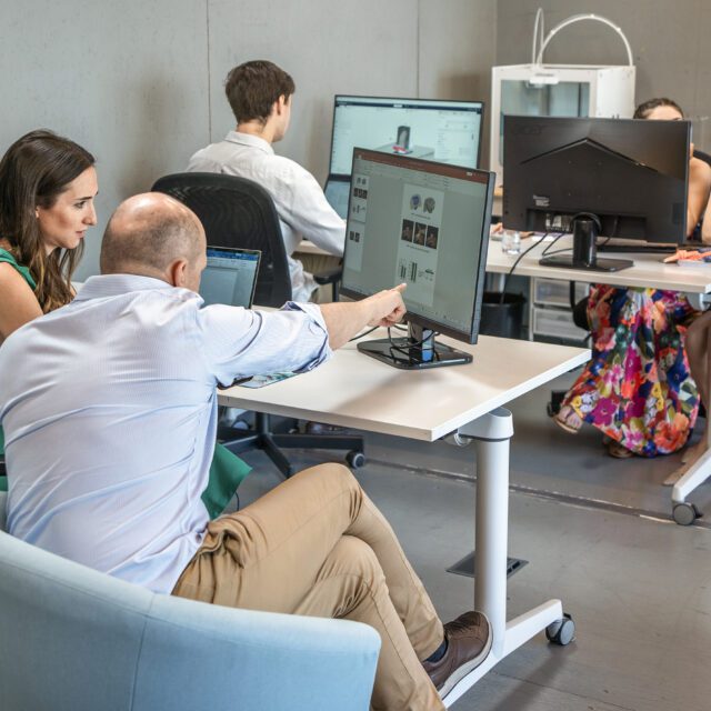 Startup trabajando en su espacio de oficina en La Nave